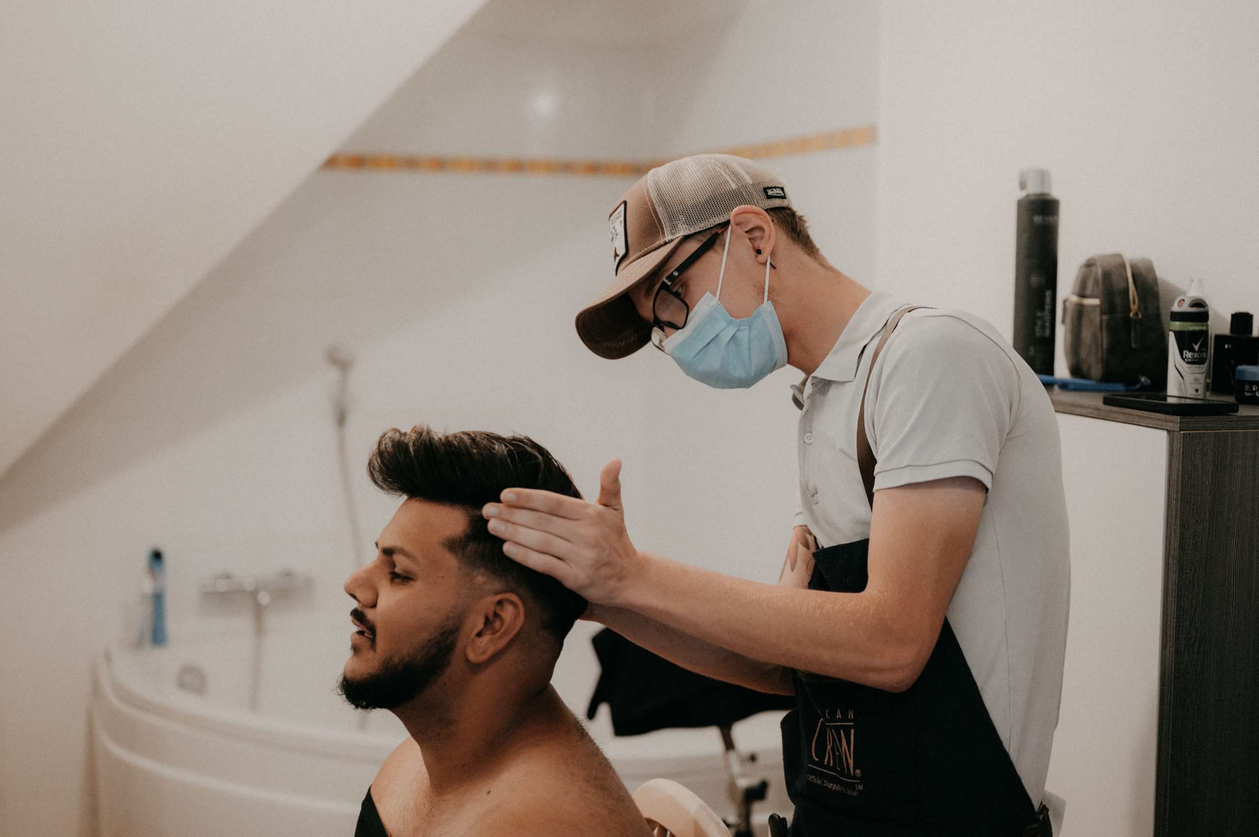 Barbier à domicile Luc Barbier réalisant une coupe dégradé homme et taille de barbe pour mariage à Saverne (Bas-Rhin)